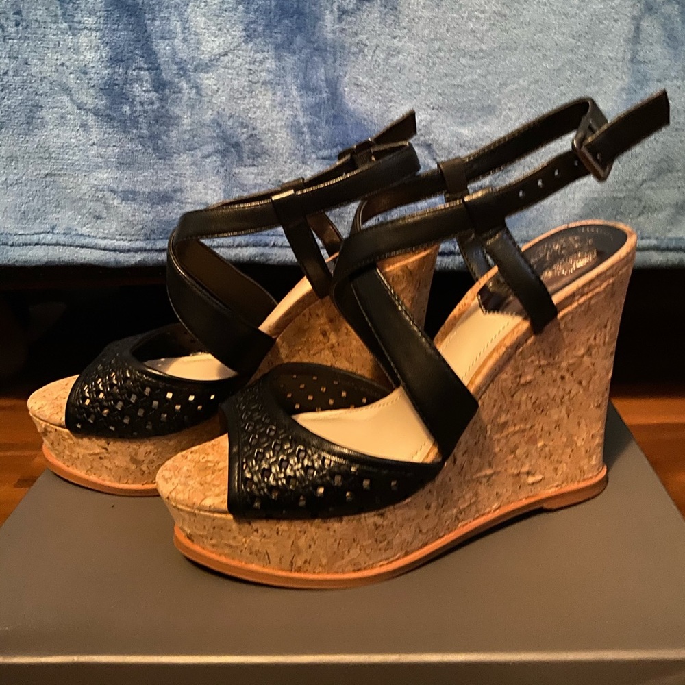 Brand: Vince Camino Size: 7M Color: Black